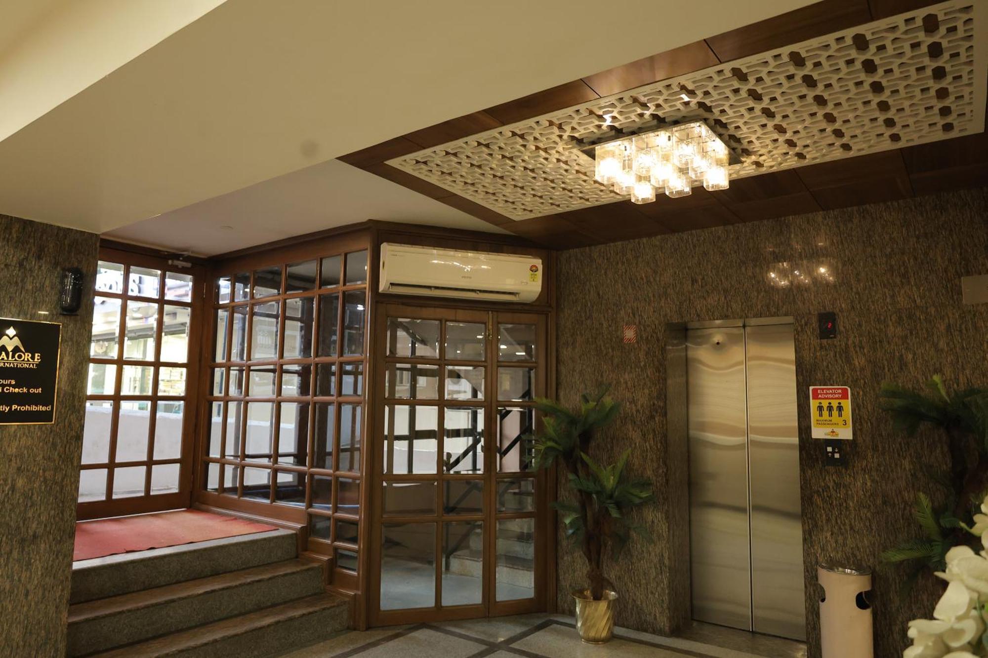 โฮเต็ล แมงกสลอร์ อินเตอร์เนชั่นเนล Hotel มังคาลอร์ ภายนอก รูปภาพ