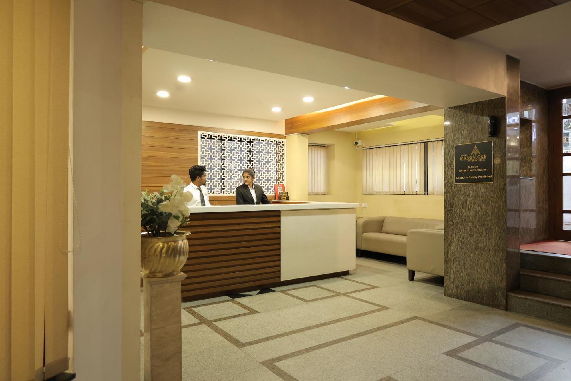 โฮเต็ล แมงกสลอร์ อินเตอร์เนชั่นเนล Hotel มังคาลอร์ ภายนอก รูปภาพ
